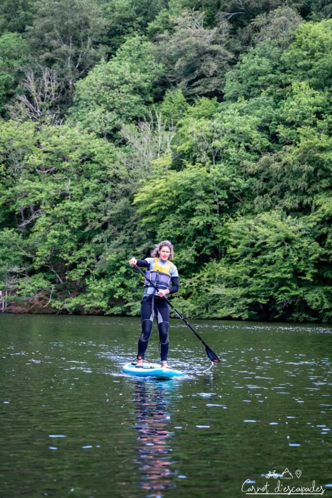 Roelian Oorschot donnant des explications sur le stand up paddle