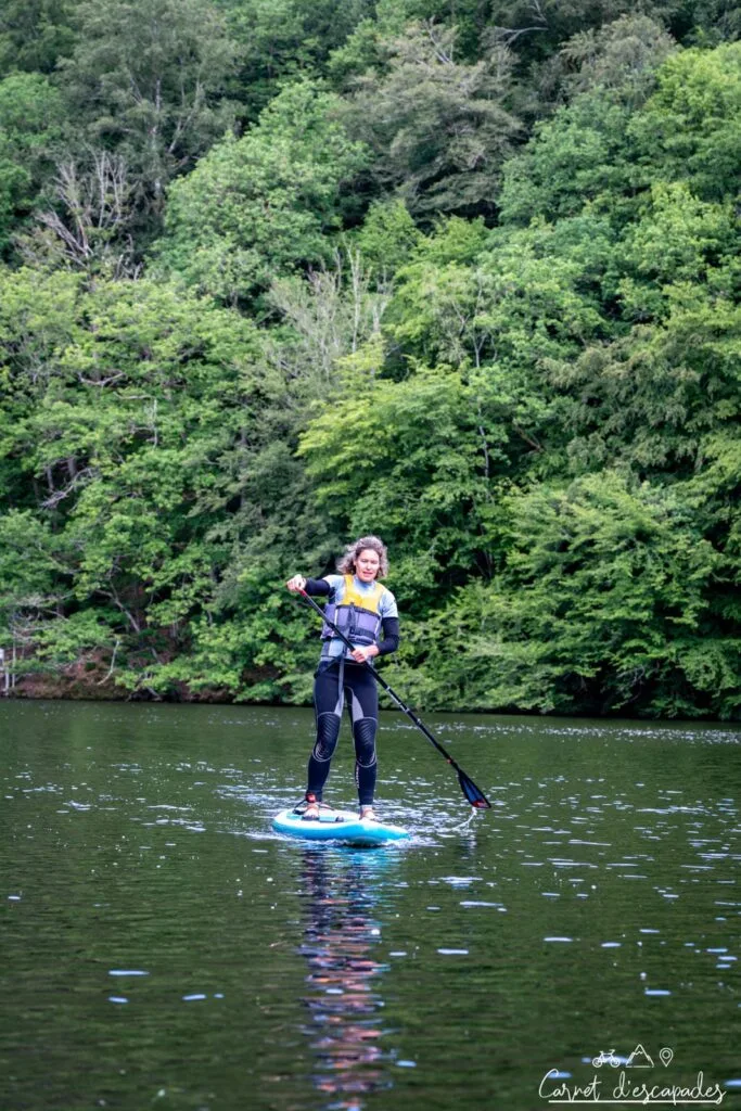 Roelian Oorschot donnant des explications sur le stand up paddle