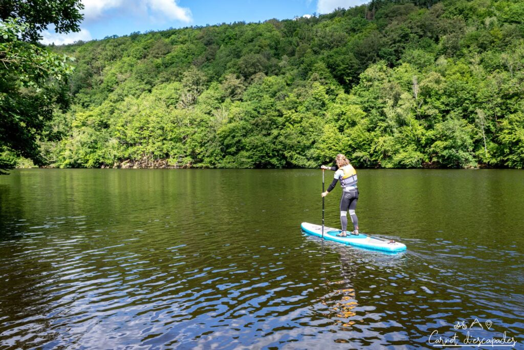 Stand up paddle sur le Lac de Nisramont en Wallonie