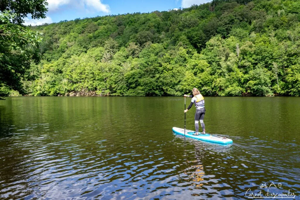Stand up paddle sur le Lac de Nisramont en Wallonie