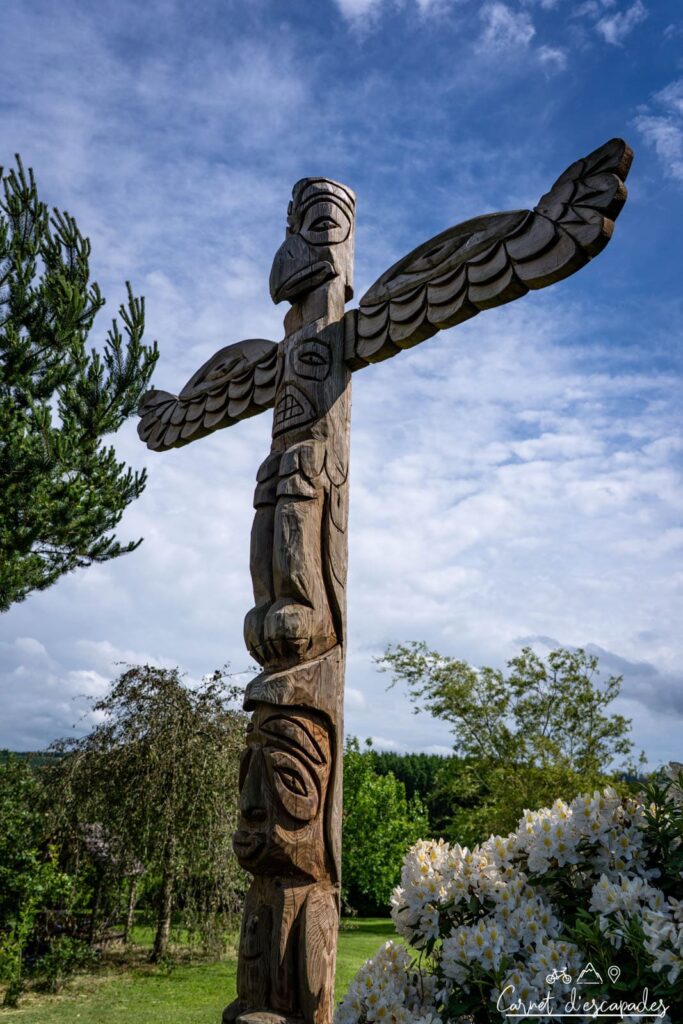 Totem dans le jardin du B&B les Trappeurs à Tenneville 