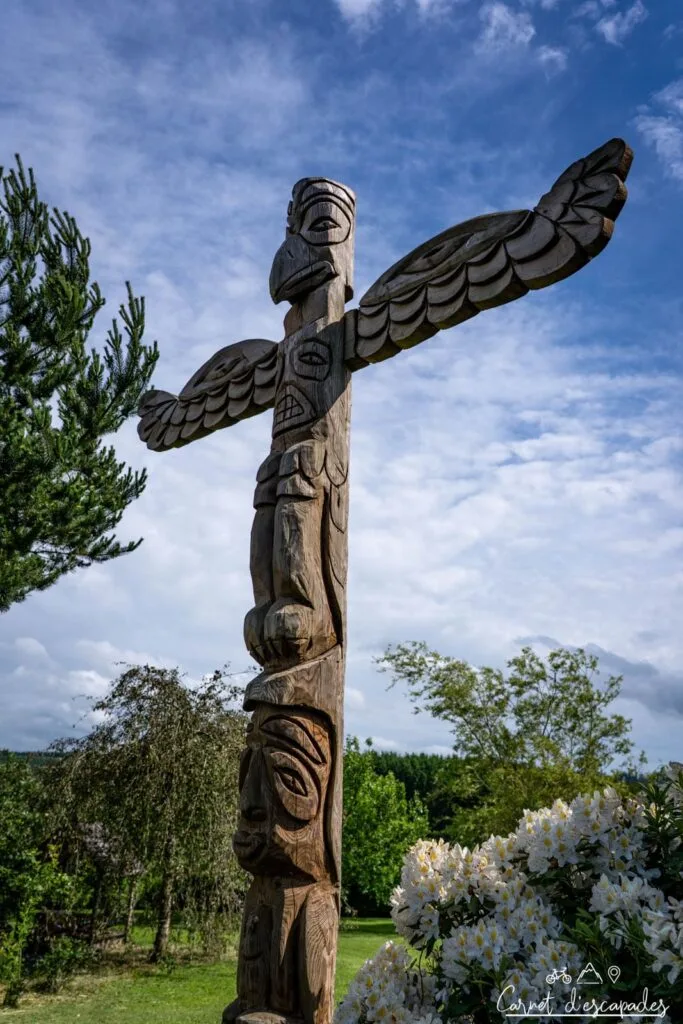 Totem dans le jardin du B&B les Trappeurs à Tenneville 