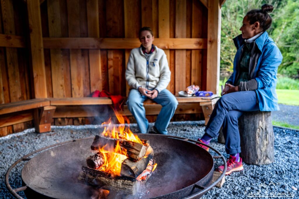 Veillée au coin du feu au Backpackers Camp
