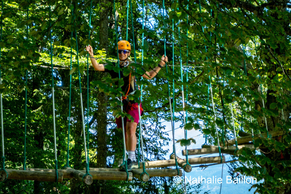 Femme sur structure accrobranche