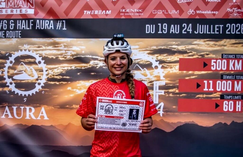 Femme cycliste à l'arrivée du BikingMan AURA Half
