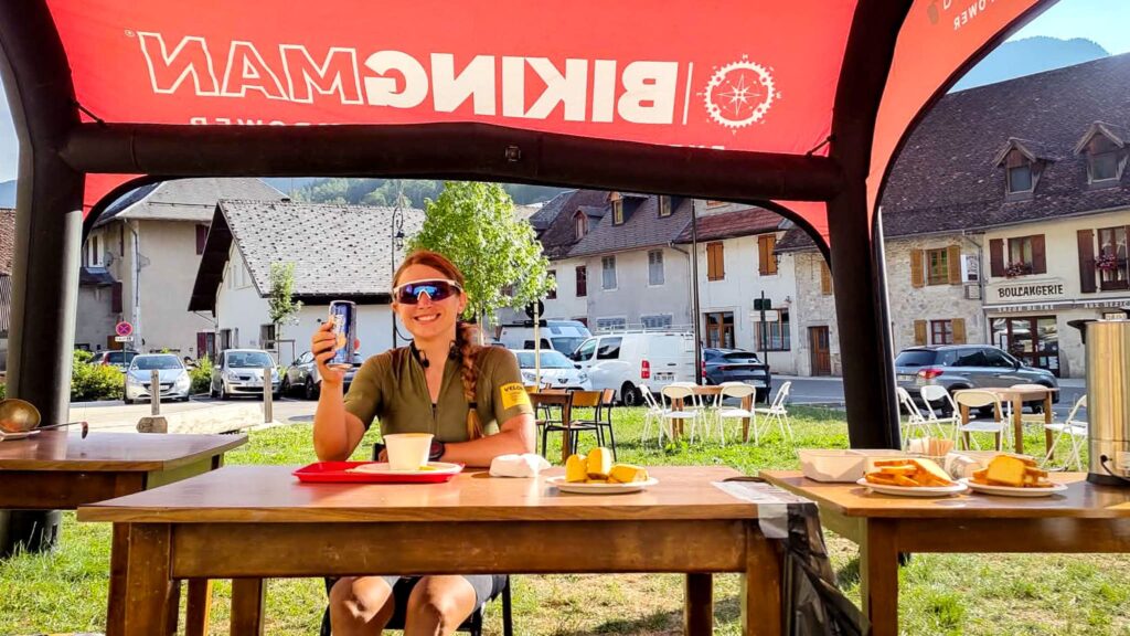 Cycliste au ravito de la BikingMan