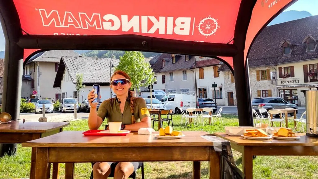 Cycliste au ravito de la BikingMan