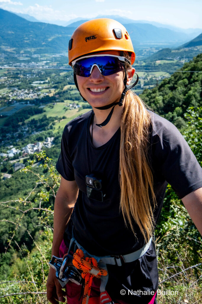Femme équipée pour l'accrobranche