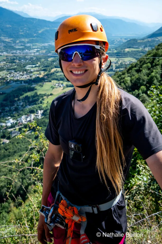 Femme équipée pour l'accrobranche