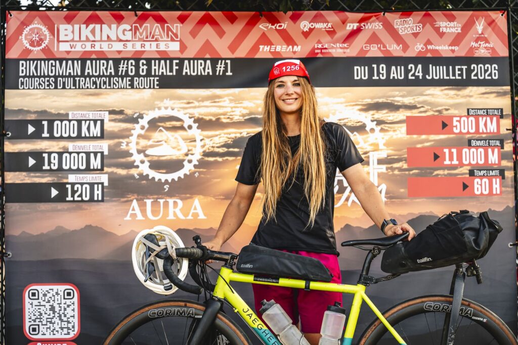 Femme cycliste au départ de la BikingMan AURA