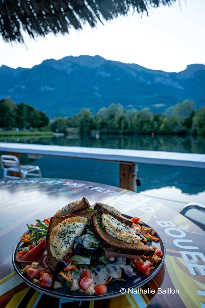 Salade de chèvre en terrasse avec vue sur le lac au Jet Road 73