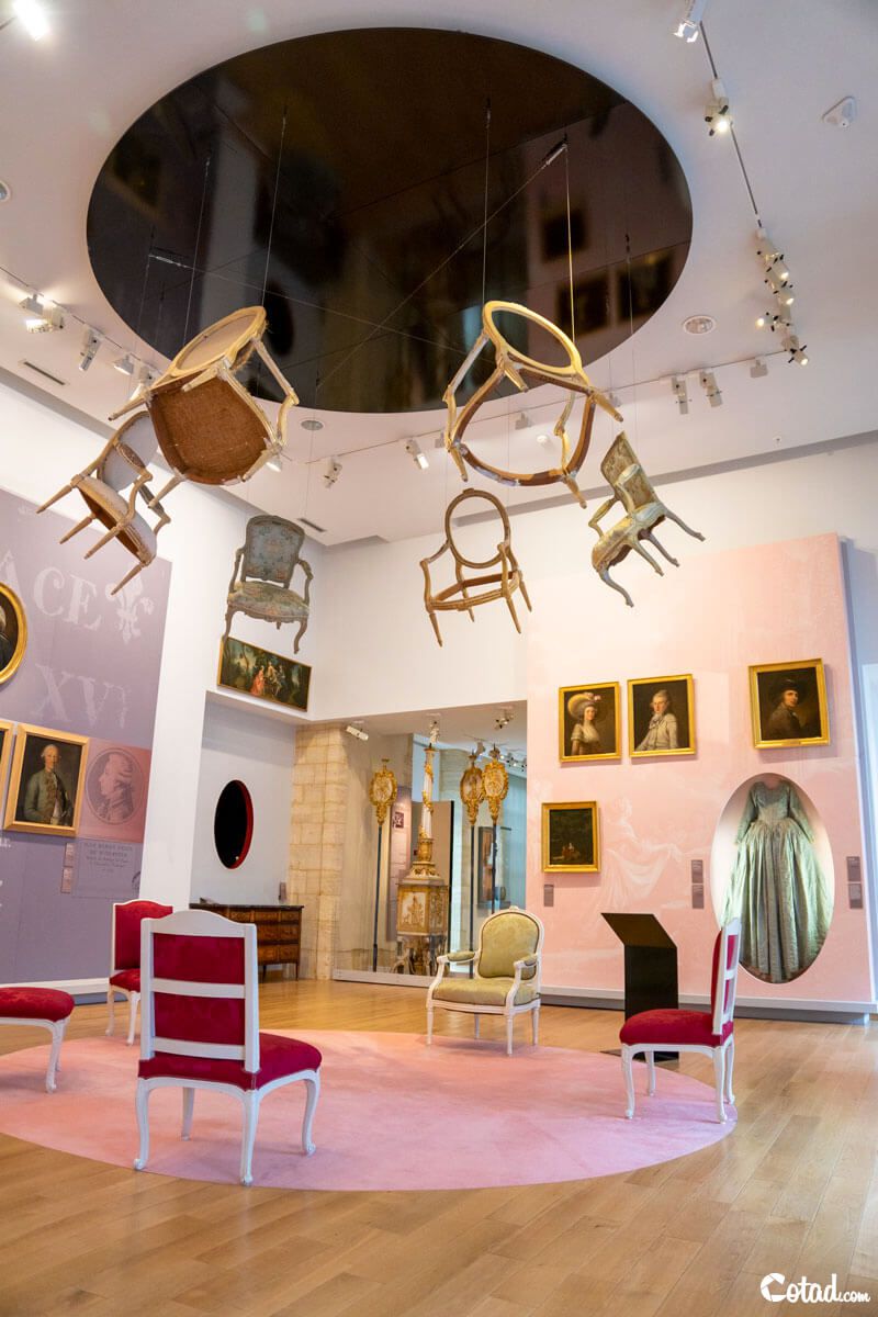 chaises-plafond-musee-baron-gerard